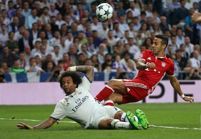 Marcelo (izquierda) bloquea el tiro a puerta de Thiago Alcantara.