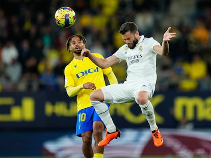 Nacho cabecea ante la presencia de Bongonda durante el partido de este sábado en Cádiz.