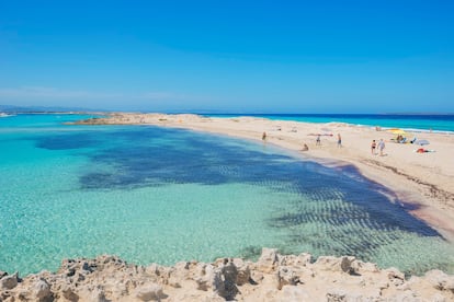 Una playa: Ses Illetes (Formentera). Entre las miles de playas españolas resulta casi imposible seleccionar la mejor, aunque casi todos los años hay algunas que acaparan las listas, por su fotogenia, por la calidad de sus aguas y de sus arenas o por su situación envidiable. En Lonely Planet, los viajeros seleccionaron la de Ses Illetes, en Formentera, aunque no se olvidaron de otras playas tan espectaculares como la de las Catedrales, en Ribadeo (Lugo); la de Torimbia, en Llanes (Asturias); o la de Cofete, en Fuerteventura (Canarias). La Playa de Ses Illetes es la más famosa y visitada de Formentera. Sus 450 metros de arena blanca y sus aguas turquesas la colocan en muchas listas entre las 10 mejores del mundo. El secreto de sus aguas transparentes está en la pradera de posidonia que rodea Formentera y que actúa como una depuradora natural. Además, la pequeña isla balear ha recuperado 32 rutas por el interior, la mayoría accesibles en bicicleta. Sus 450 metros, partidos en dos por una pequeña zona rocosa, forman parte del parque natural de Ses Salines, lo que garantiza medidas de conservación del entorno (protección de las dunas, pasarelas de acceso y zonas de aparcamiento abonando una tasa). 