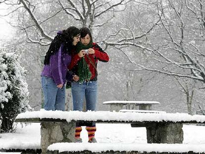 Vizcaya fue la provincia más afectada ayer por el temporal de frío y nieve. En la imagen, dos jóvenes en el monte Artxanda.