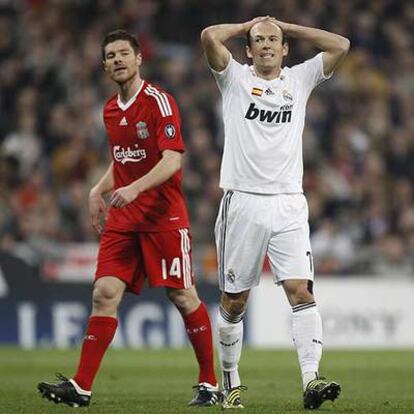 Robben se lamenta ante Xabi Alonso.