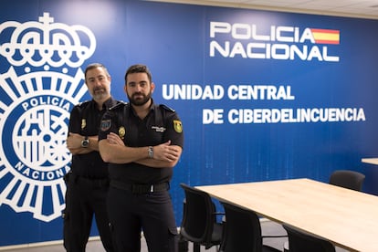 Javier Izquierdo y Eduardo Casas, del Grupo de Protección de Menores de la Policía Nacional.