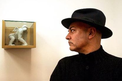 Carlos Pazos, en la galería Carles Taché, de Barcelona, junto a la obra <i>¿Cupito...? ¿Y por qué no?</i>