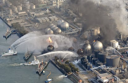 Atividade para extinção do fogo durante o incêndio da central nuclear de Fukushima, no Japão. Em 2013, dois anos depois do acidente, a usina ainda vertia resíduos radioativos para o Oceano Pacífico. As imagens selecionadas para o livro 'Overdevelopment, Overpopulation, Overshoot' (desenvolvimento excessivo, superpopulação e passando dos limites), também podem ser compartilhadas por correio eletrônico, como postais, por meio da página da campanha na Internet (populationspeakout.org).