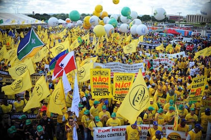 Mais de 10.000 manifestantes saíram às ruas de Brasília a protestar, e espera-se que o número aumente ao longo do dia. Na imagem, os manifestantes durante o protesto 'Ocupar Brasília'.