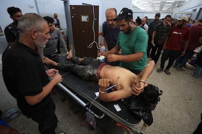 Medical personnel in Al Shifa (northern Gaza) were treating a man injured by Israeli bombing on Friday.