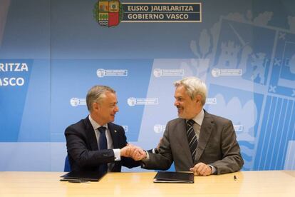 El lehendakari, Iñigo Urkullu, y el secretario general de la Organización de Estados Iberoamericanos para la Educación, la Cultura y la Ciencia, Paulo Speller, firman en Vitoria un memorando de entendimiento.