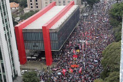 Manifestantes marcham na Paulista por &#039;Diretas J&aacute;!&#039;.