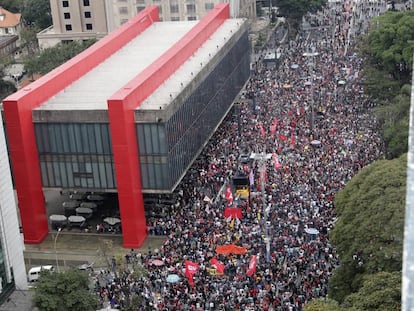 Manifestantes marcham na Paulista por &#039;Diretas J&aacute;!&#039;.