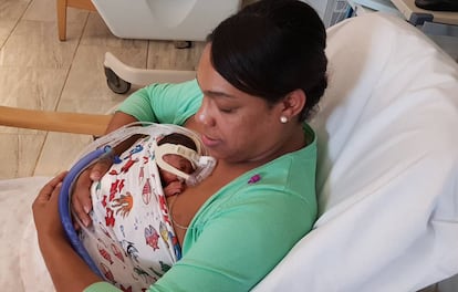 Madre con su bebé en el hospital Vall D'Hebron, practicando el contacto piel con piel.