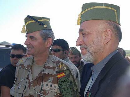 El presidente afgano, Hamid Karzai, con un gorro de legionario, junto al coronel Alonso.