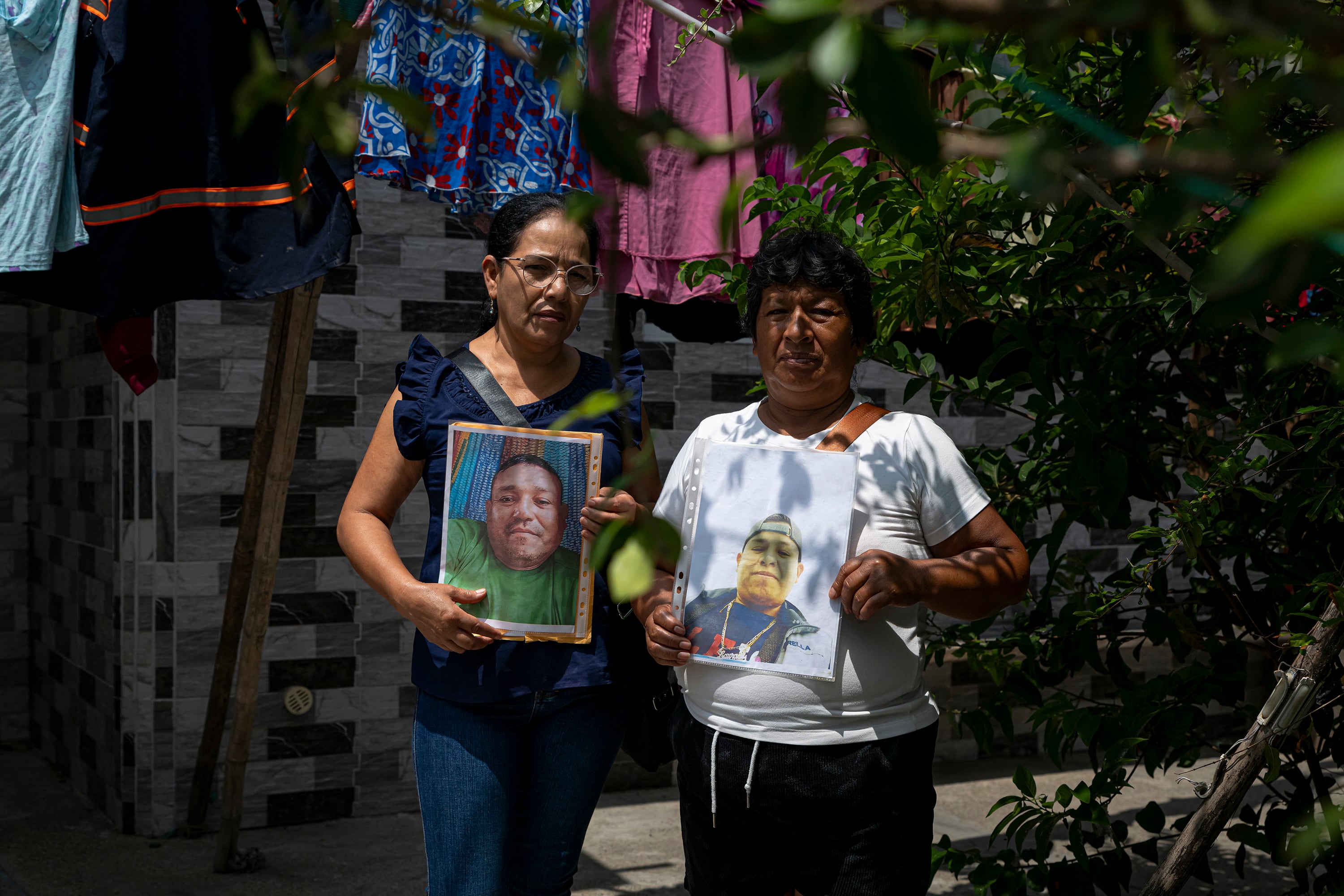 La hermana de Carlos Mendoza (i) y la madre de Juan Carlos Valencia, ambos pescadores desaparecidos.