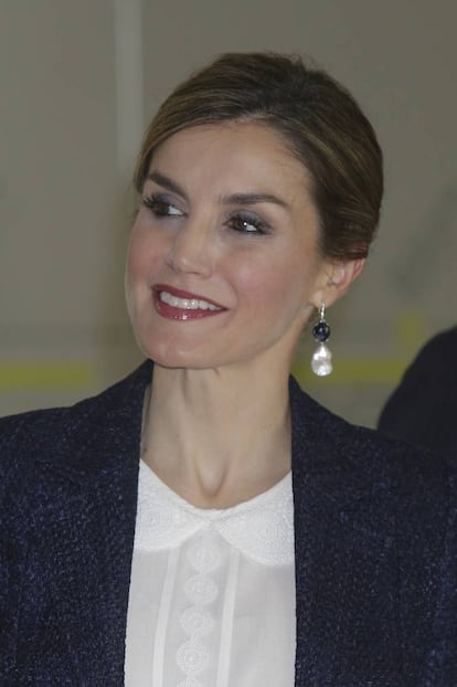 Doña Letizia apuesta por los pendientes largos cuando se recoge el pelo.