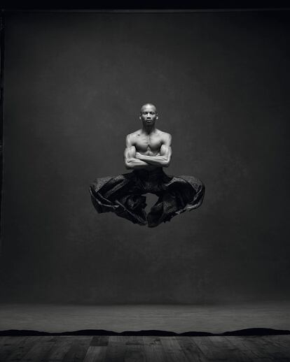 <p>Eric Underwood, antiguo bailarín solista del Royal Ballet, enfundado en unos pantalones de KeithLink.</p><br> <p>La danza es el virtuosismo del cuerpo humano llevado hasta sus límites, el cuerpo entendido como un instrumento de resonancia e intercambio que envía señales captadas por nuestros sentidos a la velocidad de la luz. El fogonazo de la cámara fotográfica congela esa explosión continua de formas y fija el flujo de la vida en un instante de movimiento perpetuo, creando una burbuja sin tiempo que transforma la perspectiva del espectador. La danza y la moda fueron creadas la una para la otra. Una fascinante sinergia con ejemplos inolvidables: Coco Chanel y los Ballets Rusos de Diághilev, Christian Lacroix y el Ballet de la Ópera de París, Donna Karan y Martha Graham… Toda una historia de amor. </p><br> <p>Este texto es un extracto del libro <i>The Style of Movement</i>, editado por Rizzoli.</p>