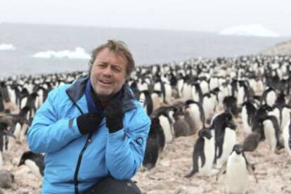 Paco Nadal, entre pingüinos, en la Antártida.