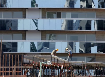 Obreros de la construcción trabajan en un edificio nuevo en Buenos Aires.