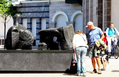 Una de las esculturas de Henry Moore que se pueden contemplar ya en Bilbao.