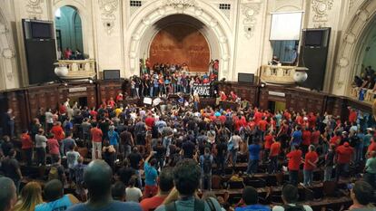 Policiais e bombeiros invadiram o plenário da Assembléia Legislativa do Rio.