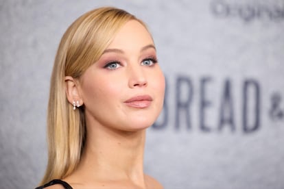 Jennifer Lawrence llega al estreno del documental que produce, que se proyectó en el Museo Hammer de Los Angeles ayer.