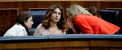 la ministra de Hacienda María Jesús Montero (en el centro), conversa con la portavoz socialista Adriana Lastra y la ministra de Economía, Nadia Calviño, en el Congreso de los Diputados.