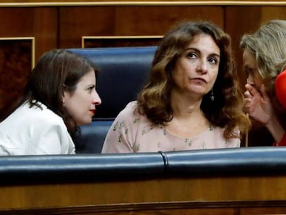 la ministra de Hacienda María Jesús Montero (en el centro), conversa con la portavoz socialista Adriana Lastra y la ministra de Economía, Nadia Calviño, en el Congreso de los Diputados.