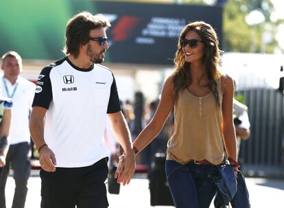 Fernando Alonso, de 34 años, y Lara Álvarez, de 29, llevaron con mucha discreción su relación, desde el comienzo hasta el final. La presentadora estuvo trabajando varios meses en Honduras con el programa 'Supervivientes', y él recorriendo el mundo de circuito en circuito. Al parecer, fue la distancia lo que puso fin al noviazgo.