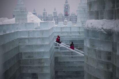 Visitantes caminan por un castillo de hielo, el 4 de enero de 2015.