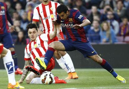 Pedro lucha el balón con Cimo Navarro.