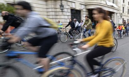 Los ciclistas toman la salida del recorrido a las puertas del Ayuntamiento. Reivindican un modelo de movilidad sostenible y que convierta la tercera capital de España en una ciudad más amable. "La bicicleta es un instrumento de transformación", defienden los colectivos ciclistas.