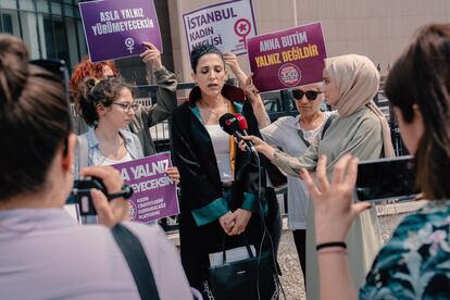 Rueda de prensa organizada por la asociación Detengamos el Feminicidio frente al juzgado.