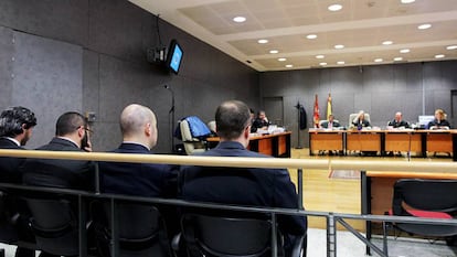 Los cuatro agentes acusados en el banquillo en Bilbao.