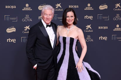 Aitana Sánchez-Gijón posó a su llegada junto al premiado con el Goya internacional este año, el actor estadounidense Richard Gere.