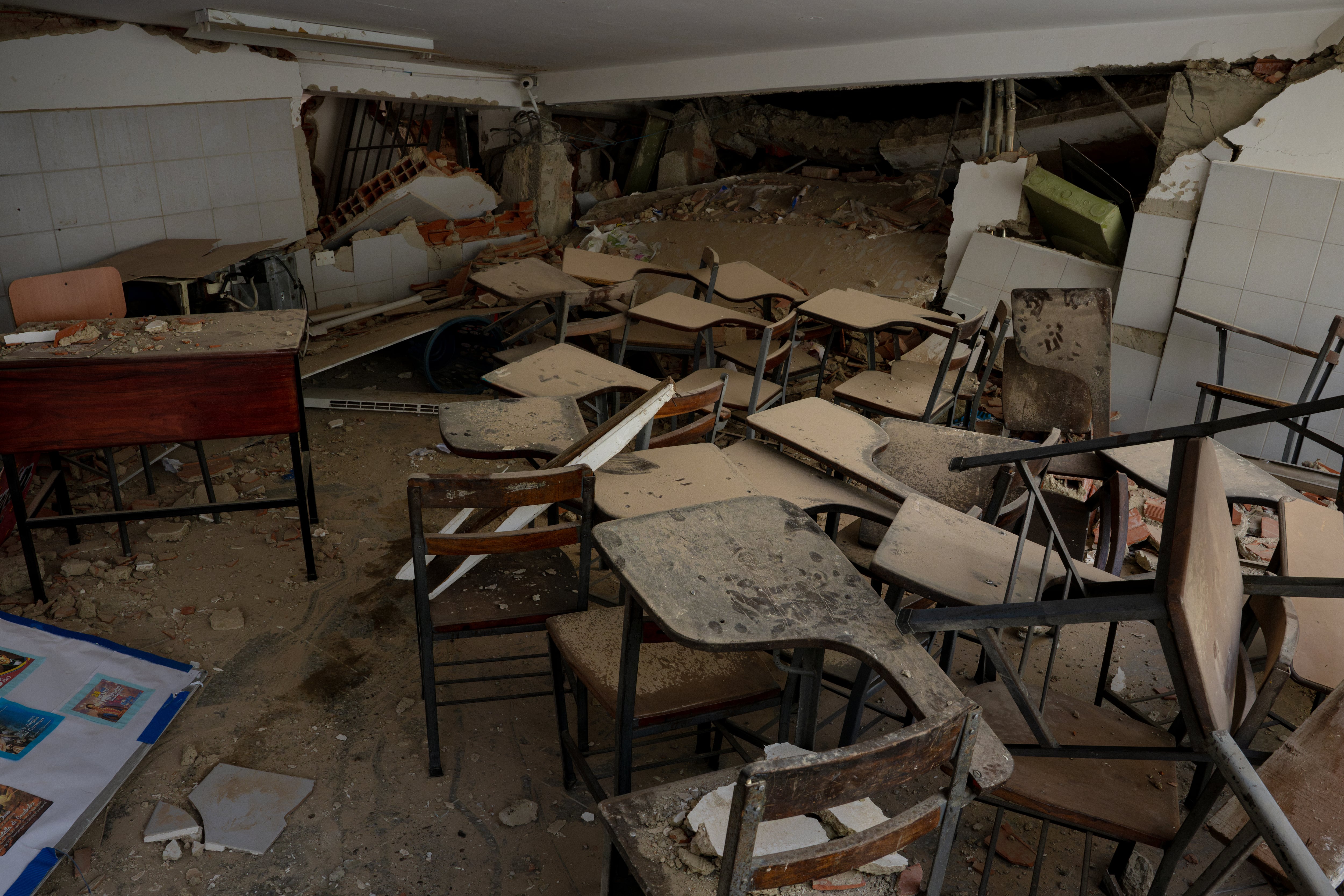 Pupitres permanecen entre los escombros del colegio Gabriela Mistral, en La Guaira, el 7 de agosto.