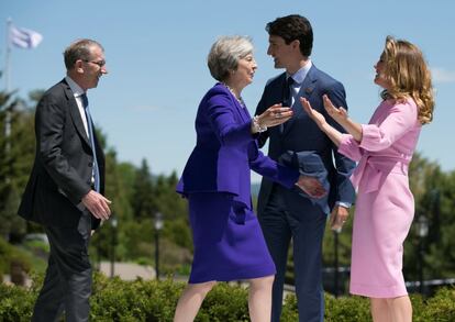 La primera ministra británica Theresa May y su esposo Philip saludan al primer ministro de Canadá, Justin Trudeau, y su esposa Sophie Gregoire Trudeau, durante la ceremonia oficial de bienvenida, el 8 de junio de 2018.
