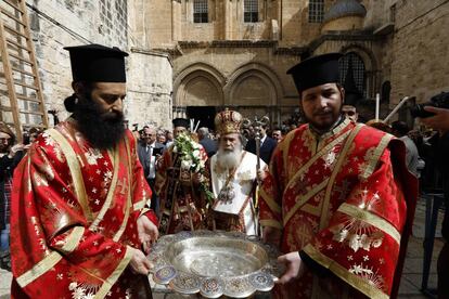 El patriarca griego ortodoxo de Jerusal&eacute;n, Theophilos III (en el centro) encabeza la ceremonia del jueves santo en la Ciudad Vieja en Abril de 2017. 