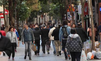Varias personas pasean por Madrid.