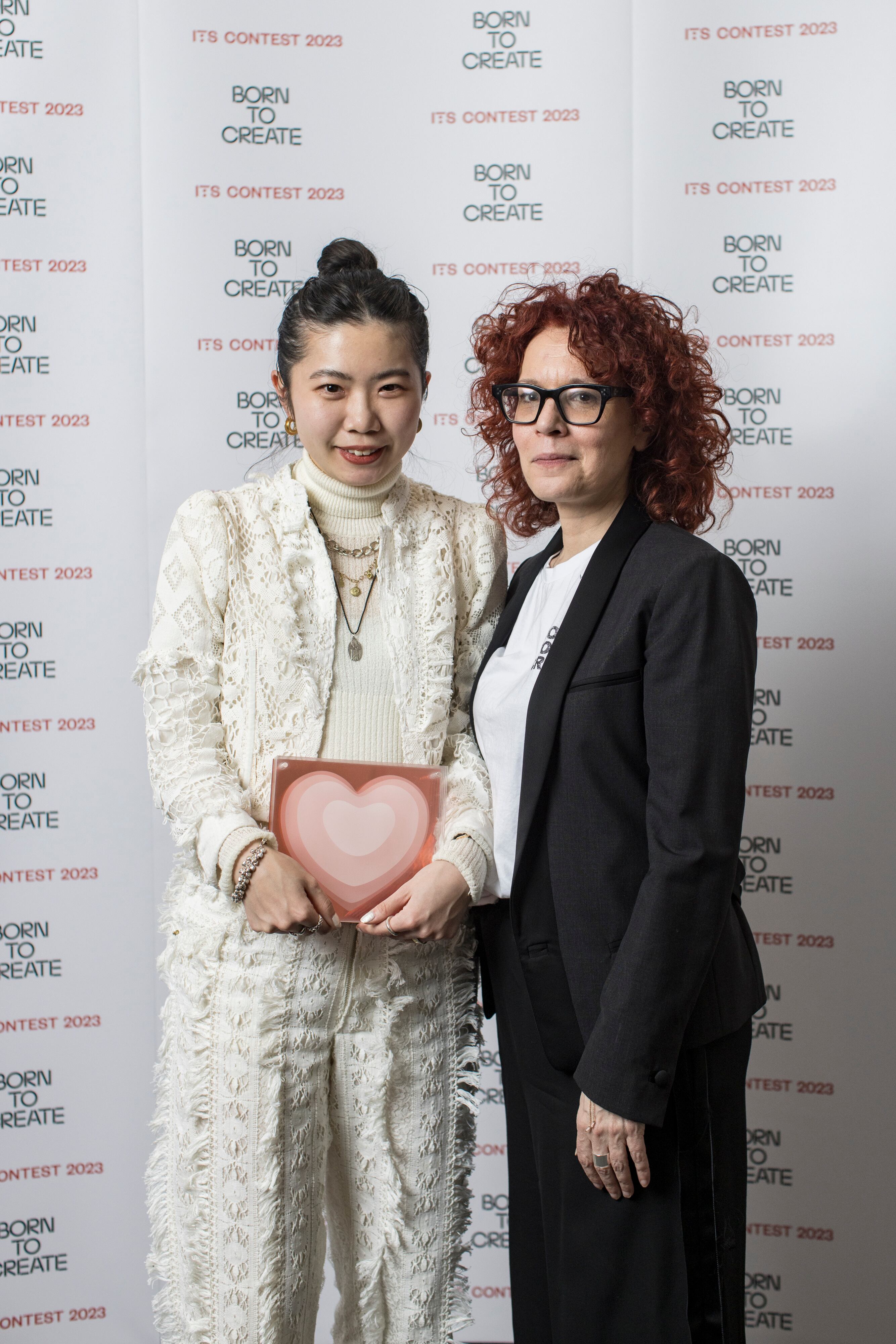 Momoka Sato, la japonesa de 29 años que ha conseguido el ITS Arcademy Award de esta edición, junto a Barbara Franchin, ideóloga del certamen.