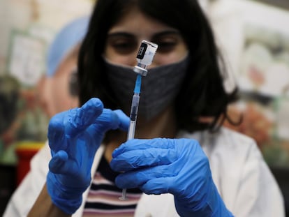 Una enfermera prepara la tercera dosis de la vacuna, el viernes en Jerusalén.