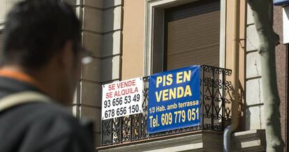 Cartel en un balcón de una vivienda de Barcelona.