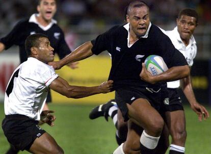 Lomu en un partit amb Nova Zelanda el 1998.