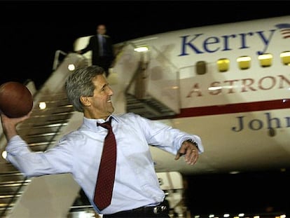 El candidato demócrata John Kerry lanza un balón de fútbol americano en la pista del aeropuerto de Phoenix tras su debate con Bush.