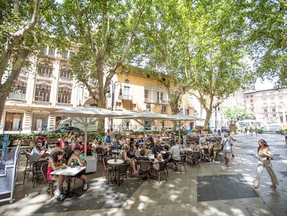 Varias personas en la terraza de un bar, a 11 de julio de 2023, en Palma de Mallorca, Mallorca, Baleares.