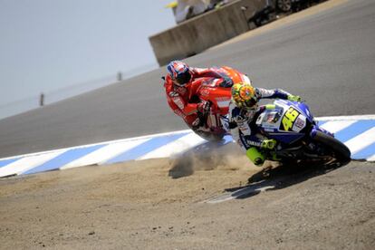 Imagen de archivo de uno de los adelantamientos más famosos del 46: a Stoner en el sacacorchos de Laguna Seca, en 2008.