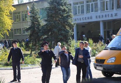 Un grupo de policías investiga los hechos en la escena del ataque, después de que un estudiante atentase contra el instituto politécnico de la ciudad de Kerch.
