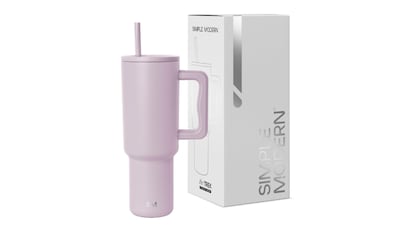Este vaso termo estilo Stanley es top ventas en Amazon y mantiene las bebidas frías hasta 24 horas.