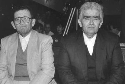 Emilio Izquierdo ( i) y su hermano Antonio, durante el juicio por el crimen de Puerto Hurraco en la Audiencia de Badajoz, acusados de nueve asesinatos consumados y seis frustrados.