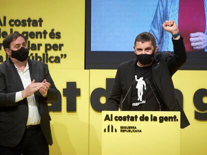 Oriol Junqueras y Arnaldo Otegi, durante su intervención en un acto electoral de ERC en Girona el 7 de febrero.