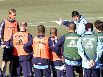 Juan Ramón López Caro da instrucciones a sus jugadores antes de viajar a Málaga.