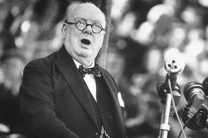 El ex primer ministro británico Winston Churchill brinda un discurso en una fotografía sin datar. 

“La cometa se eleva más alto en contra del viento, no a su favor”, es una de las frases más inspiradoras de las que engrosan la larga lista que se le atribuye al influyente ex primer ministro británico.