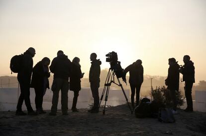 Periodistas trabajan en el segundo día de evacuación del campamento de migrantes en Calais. 